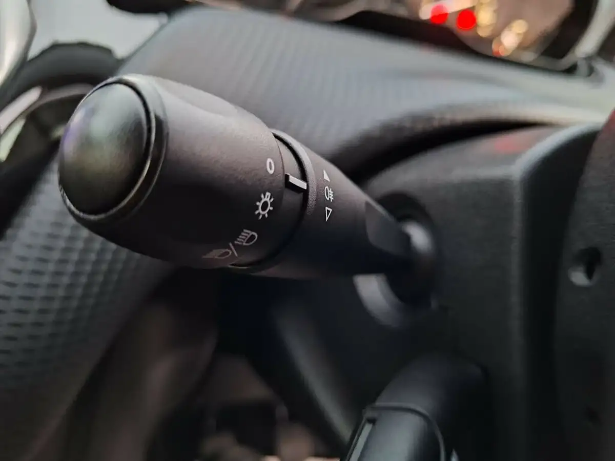2016-peugeot-208-big-24