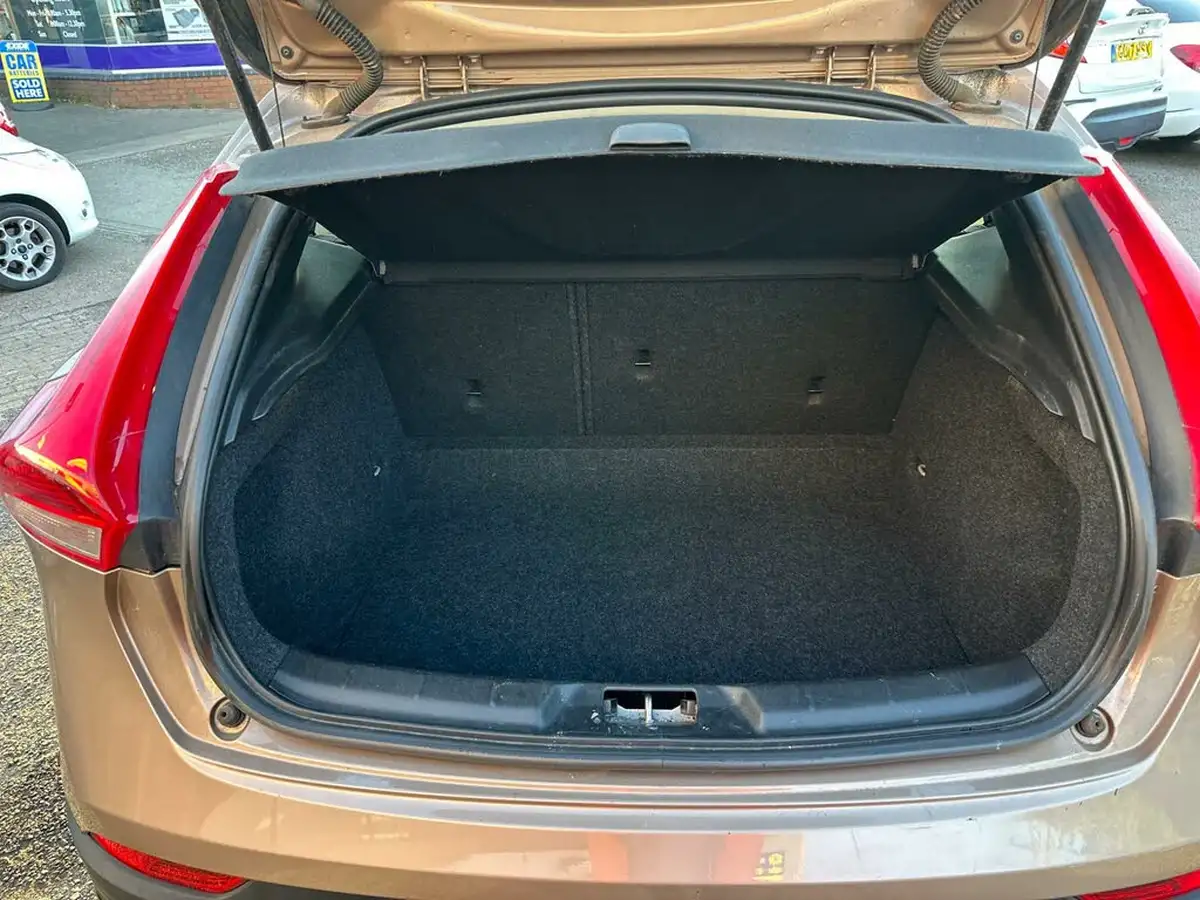 2014-volvo-v40-16td-d2-cross-country-lux-powershift-big-34