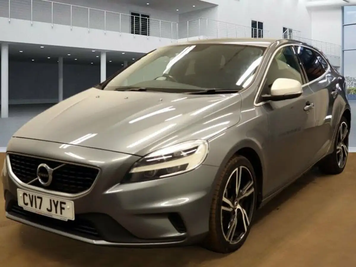 2017-volvo-v40-20td-d4-r-design-pro-big-1