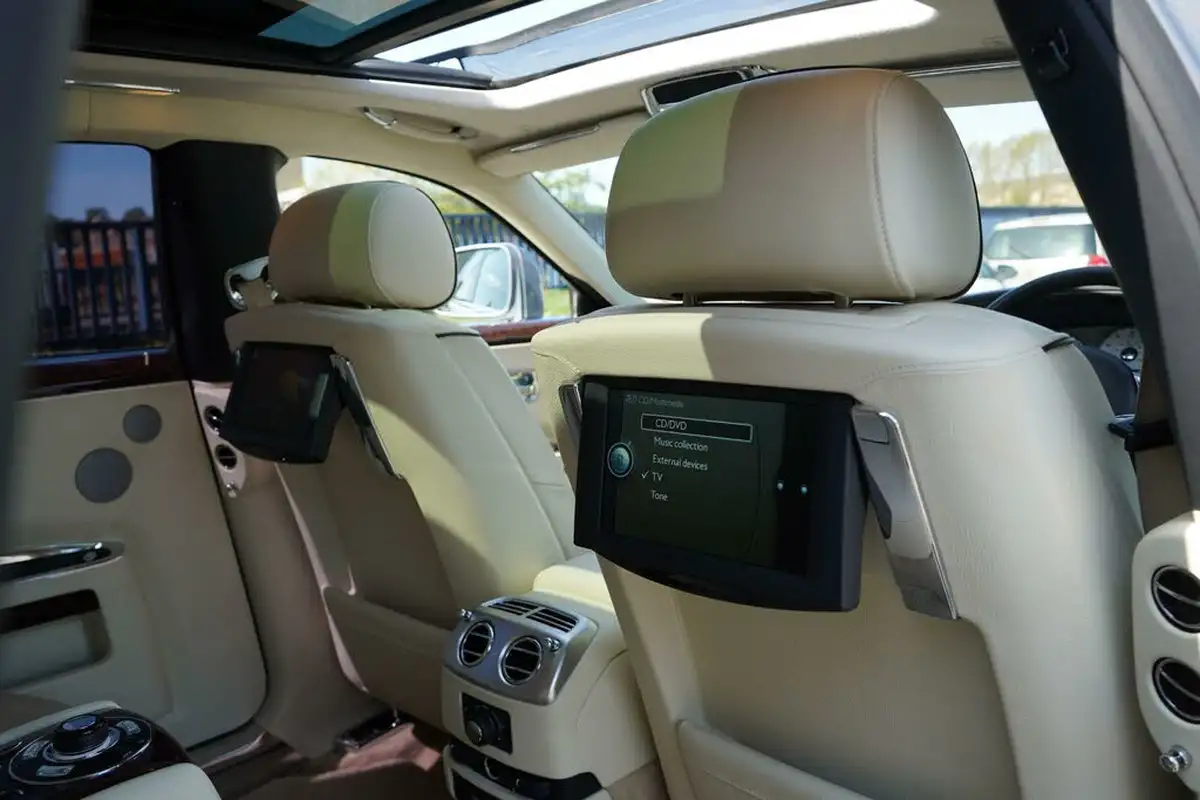2011-rolls-royce-ghost-66-big-28