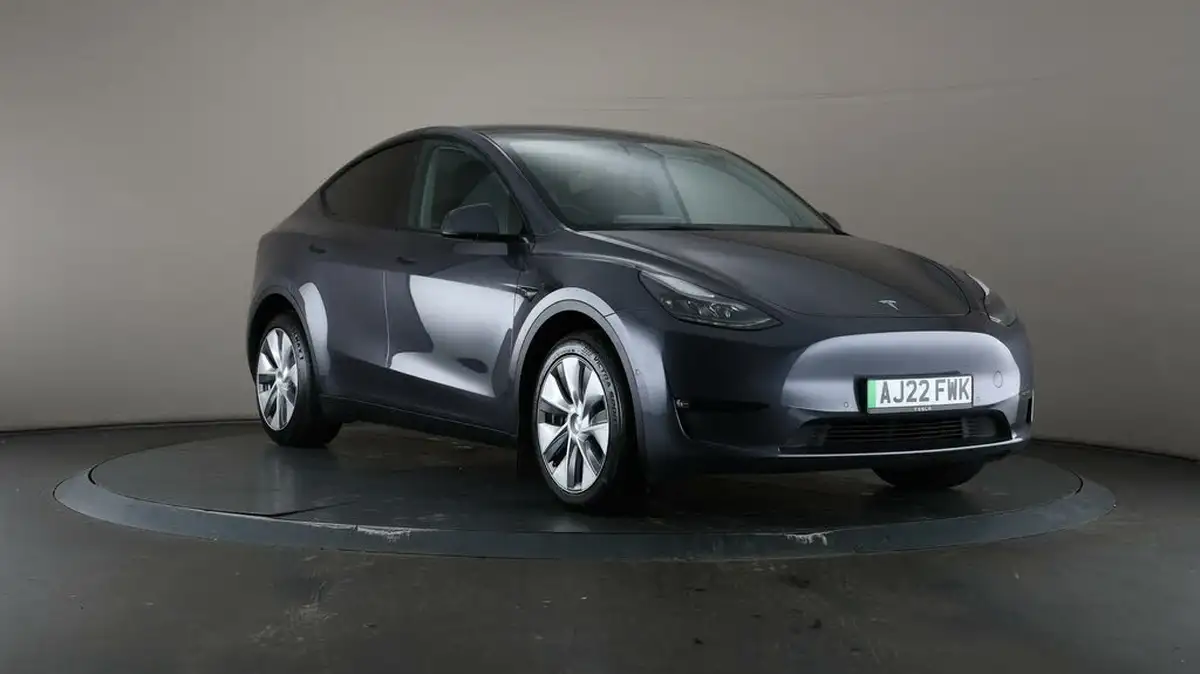 2022-tesla-model-y-e-long-range-big-44