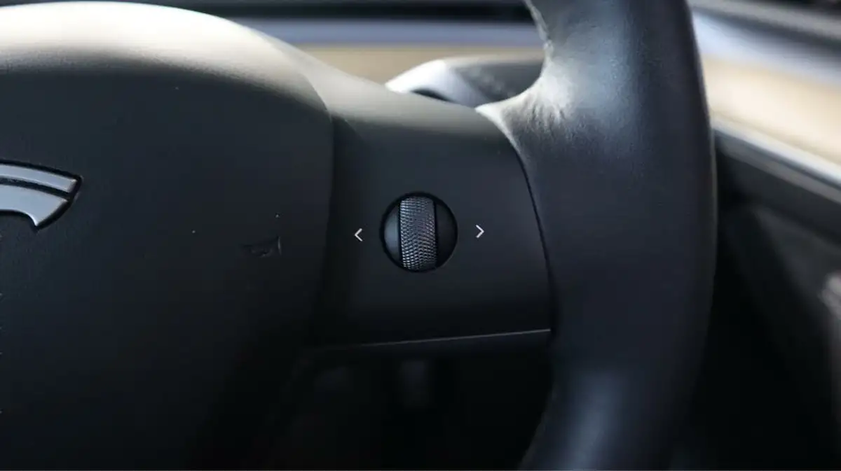 2022-tesla-model-y-e-long-range-big-23