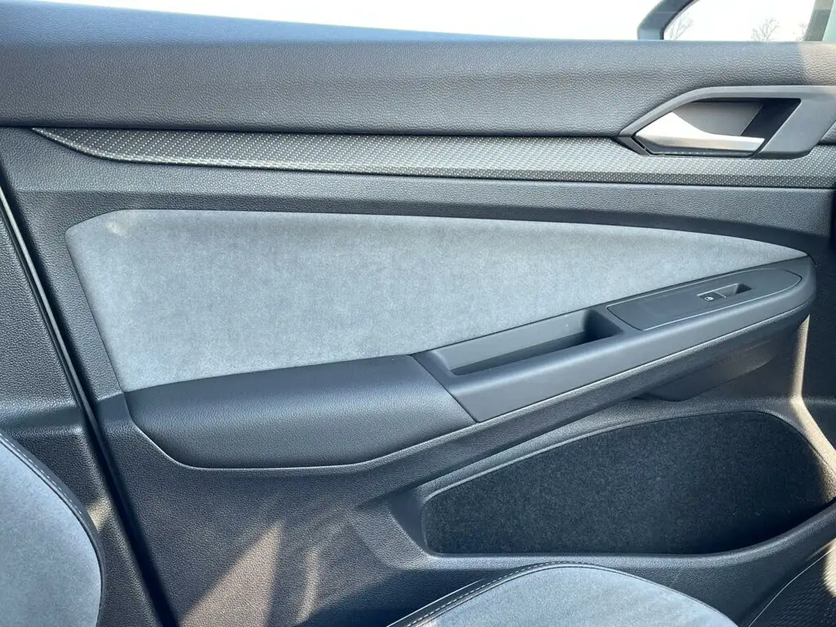 2021-volkswagen-golf-big-34