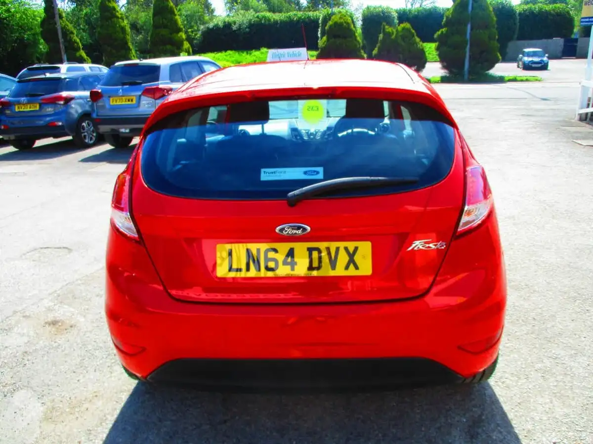 2014-ford-fiesta-125-zetec-3d-big-9