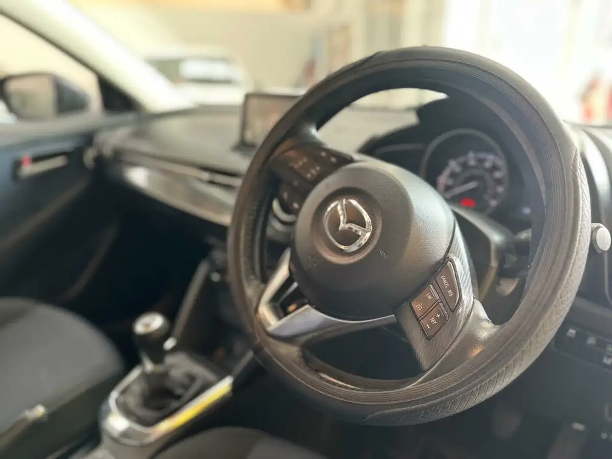 2015-mazda-mazda2-15-se-l-90ps-big-21