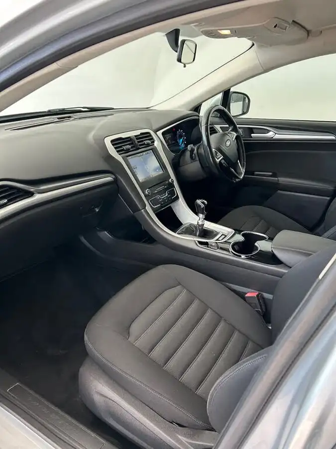 2015-ford-mondeo-16tdci-style-hatchback-big-9