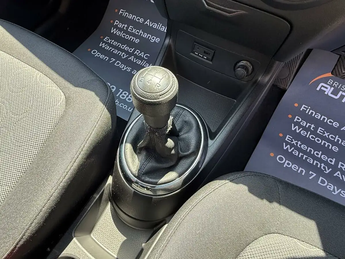 2011-hyundai-i20-12-comfort-3d-big-24