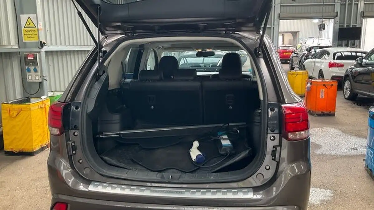 2015-mitsubishi-outlander-20-gx4h-phev-big-7