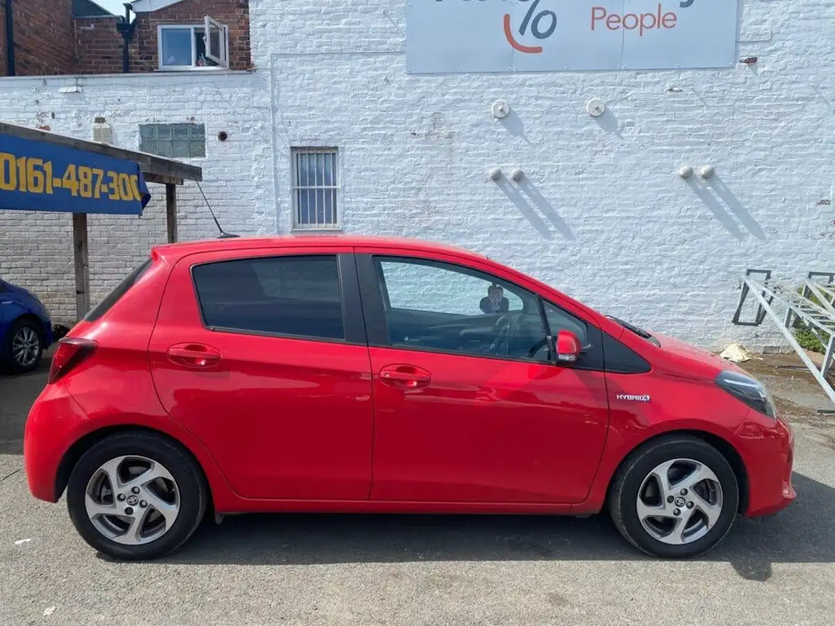 2017-toyota-yaris-15-vvt-i-icon-hybrid-big-10