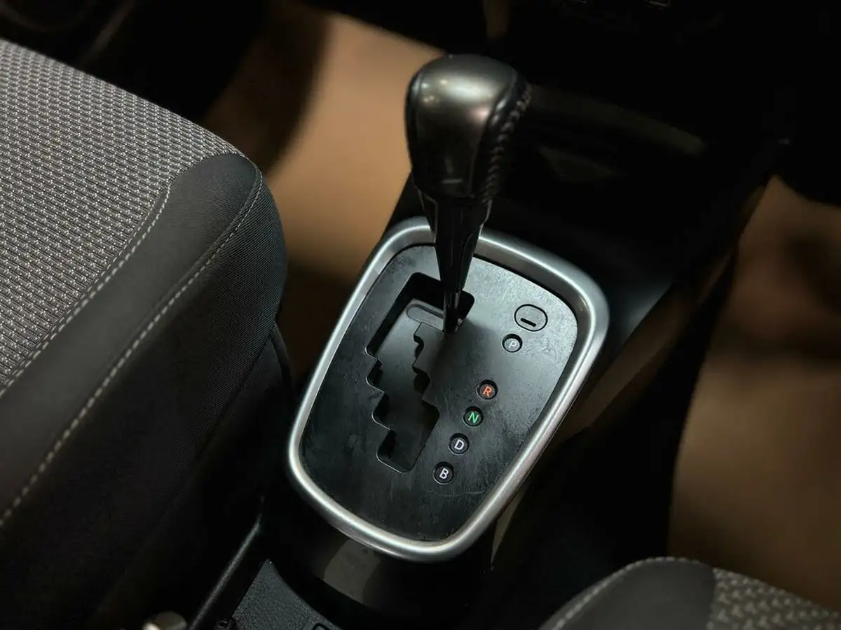 2015-toyota-yaris-15-vvt-i-icon-hybrid-big-37
