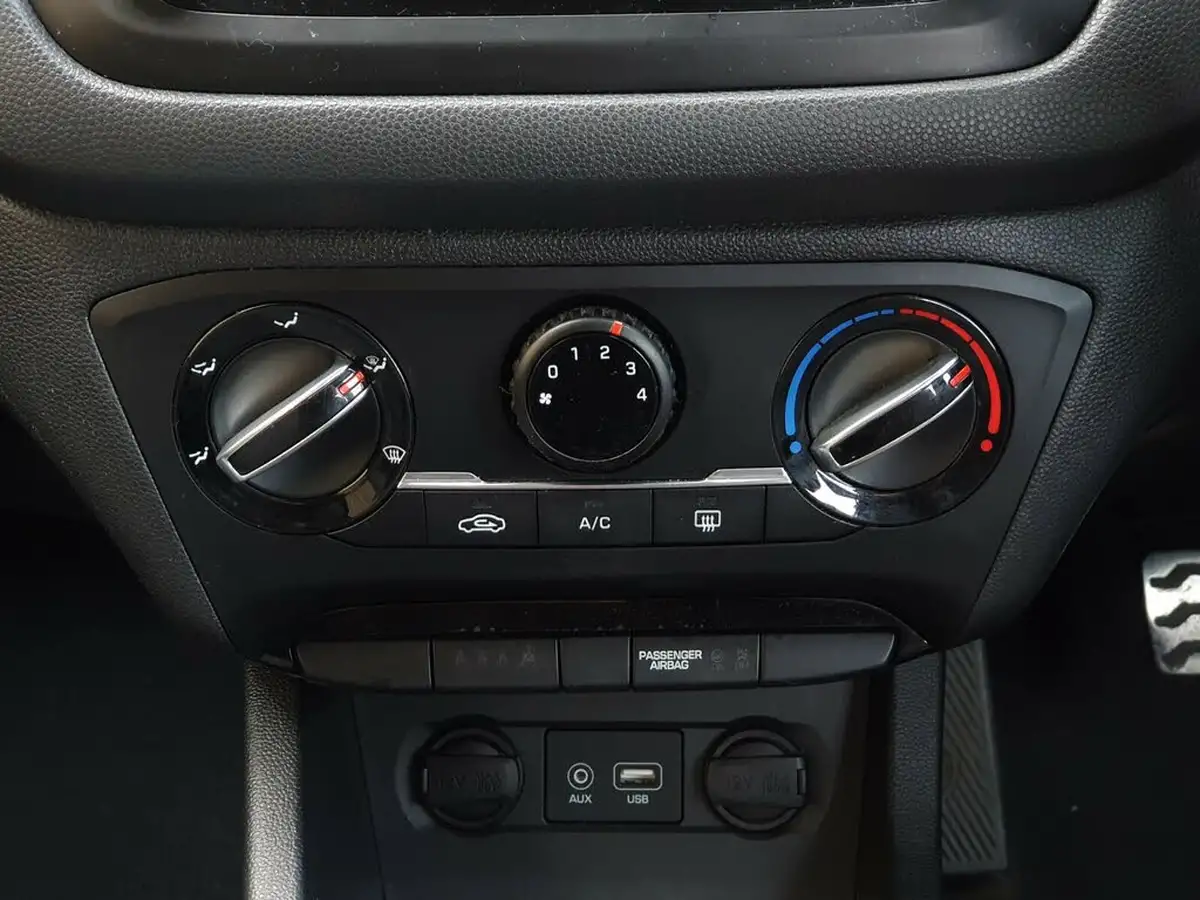 2016-hyundai-i20-10-active-big-15