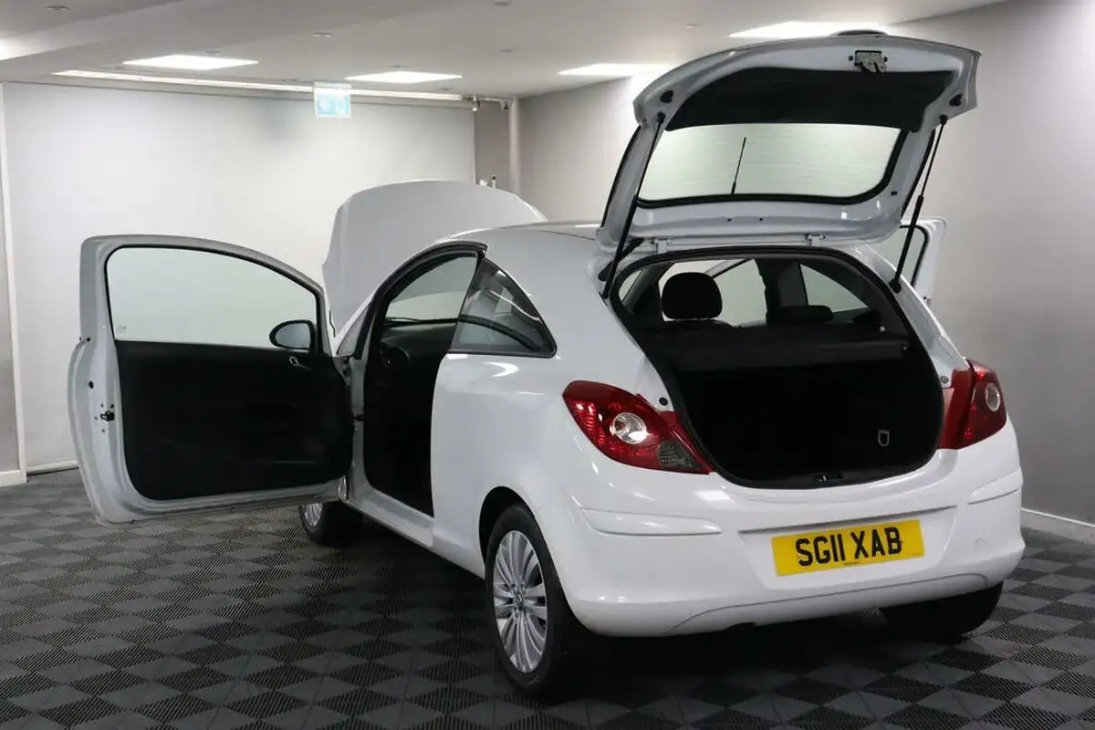 2011-vauxhall-corsa-12-excite-3d-big-20