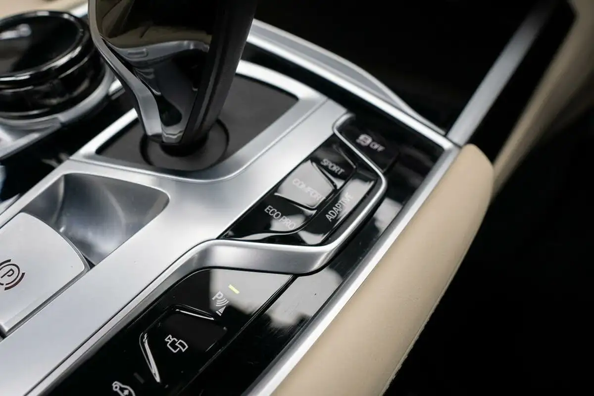 2020-bmw-7-series-66-m760li-big-36