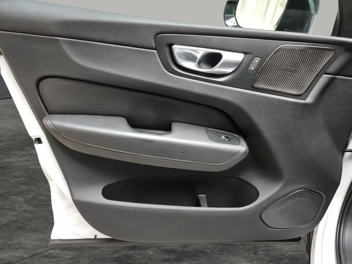 2023-volvo-xc60-20-b5-plus-big-34