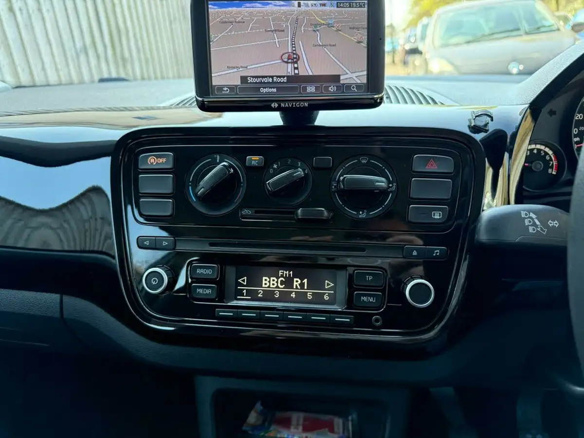 2012-volkswagen-up-10-move-up-60ps-bluemotion-tech-3d-big-13