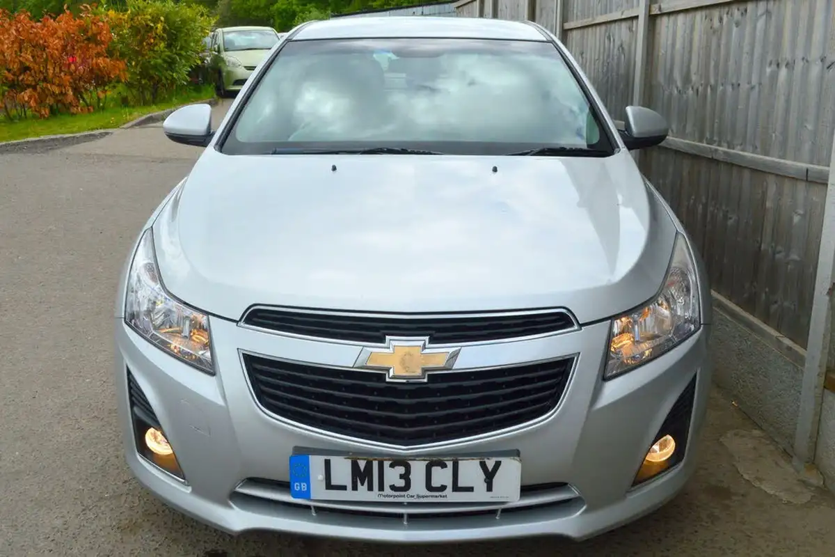 2013-chevrolet-cruze-16-lt-hatchback-auto-big-3