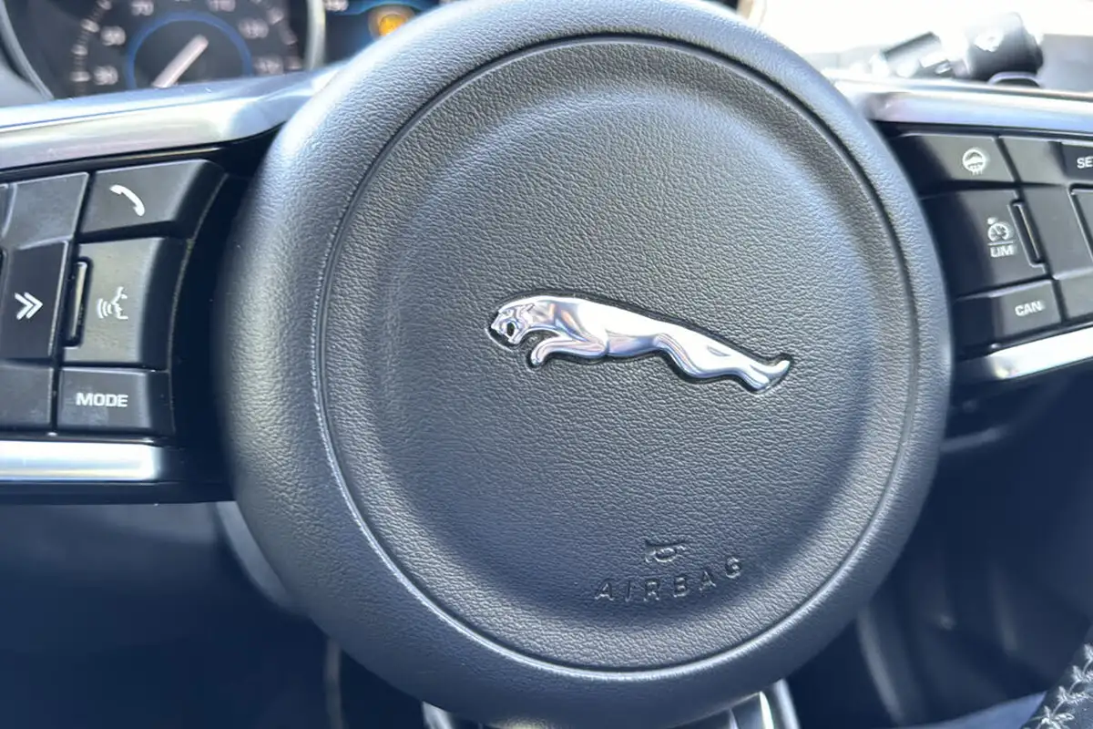 2017-jaguar-xe-20d-r-sport-180ps-1999cc-auto-big-43
