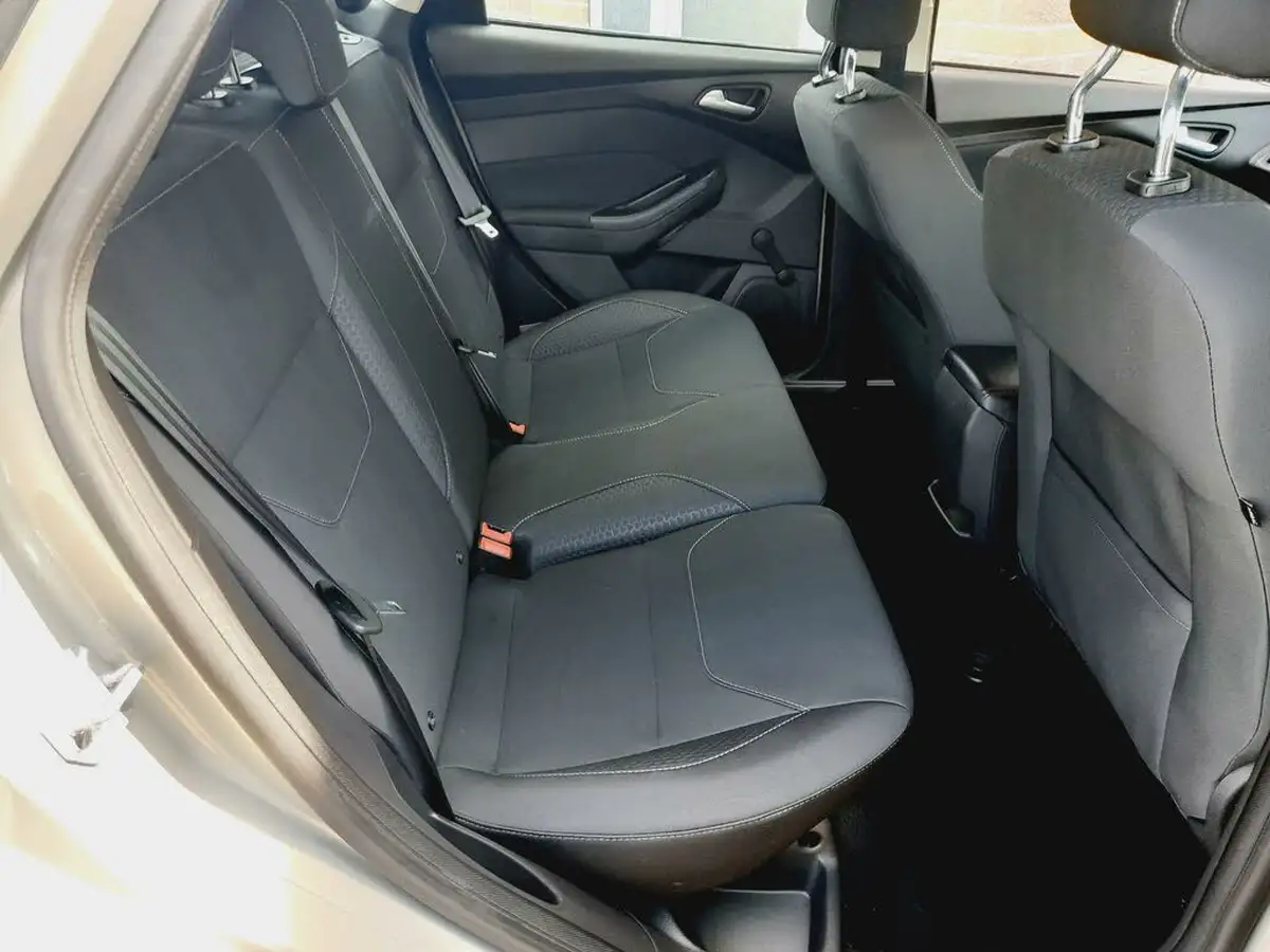 2015-ford-focus-16-zetec-estate-big-11