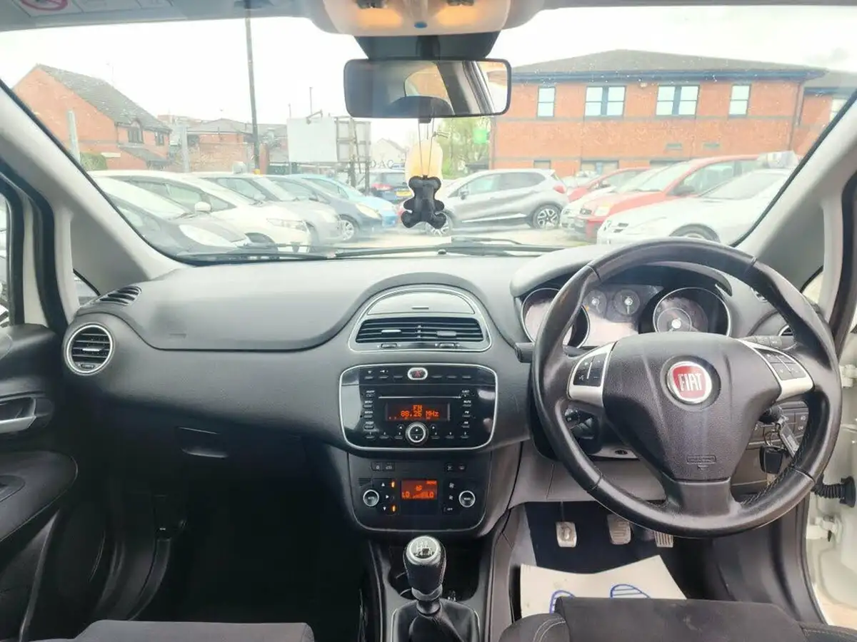 2014-fiat-punto-12-easy-3d-big-11