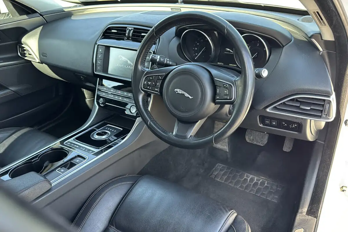 2016-jaguar-xe-20d-prestige-180ps-auto-big-8