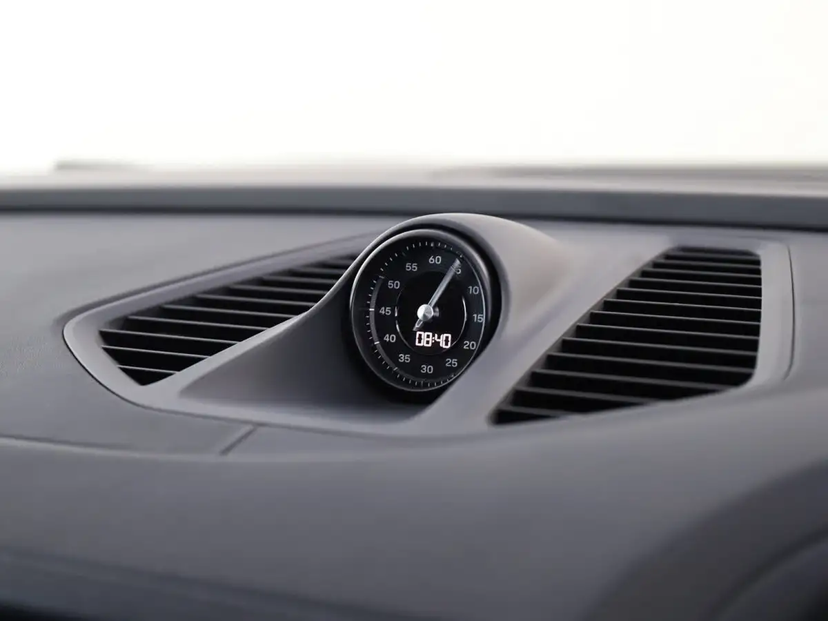 2025-porsche-macan-e-electric-big-22