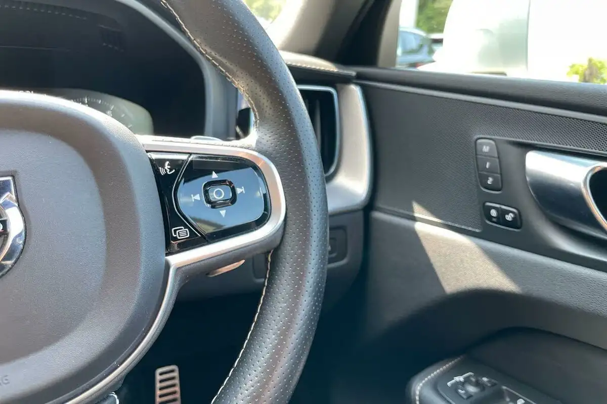 2019-volvo-xc60-20-t5-r-design-pro-awd-big-35