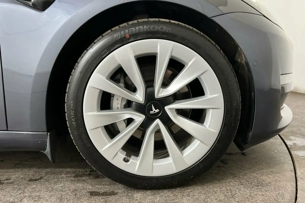 2020-tesla-model-3-e-long-range-big-10