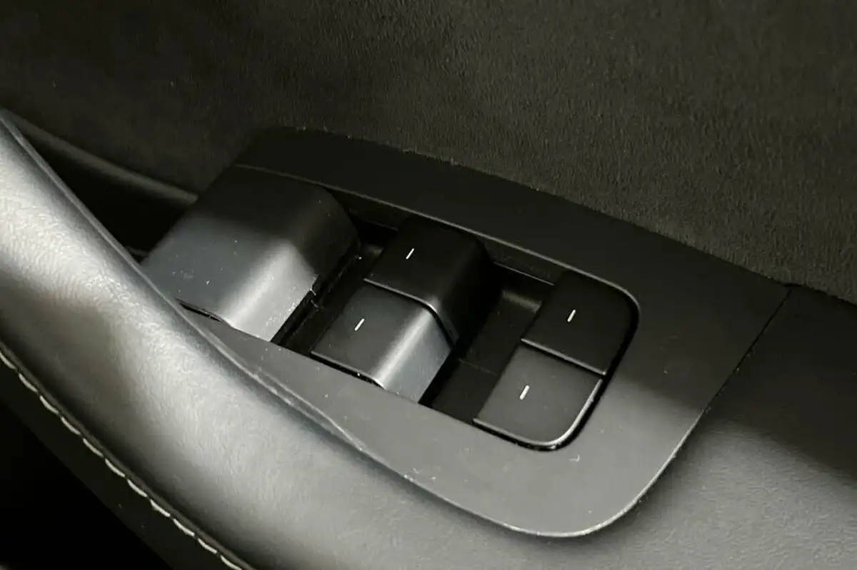 2020-tesla-model-3-e-long-range-big-33