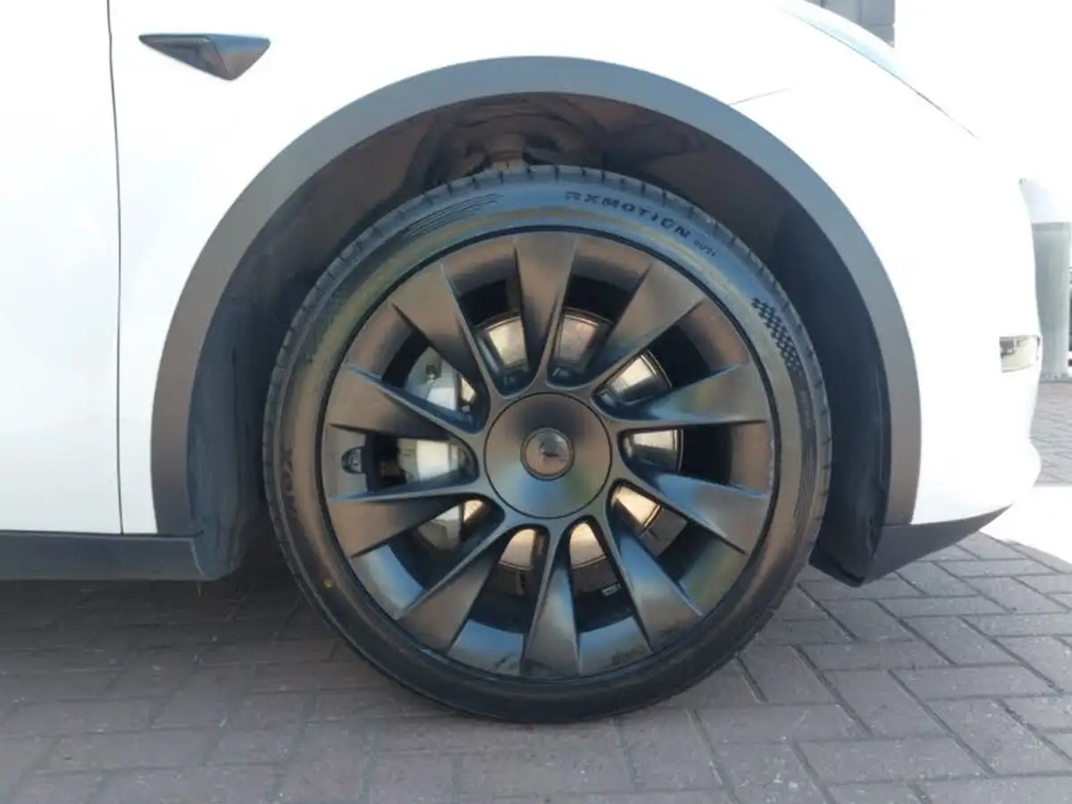 2022-tesla-model-y-e-long-range-big-13