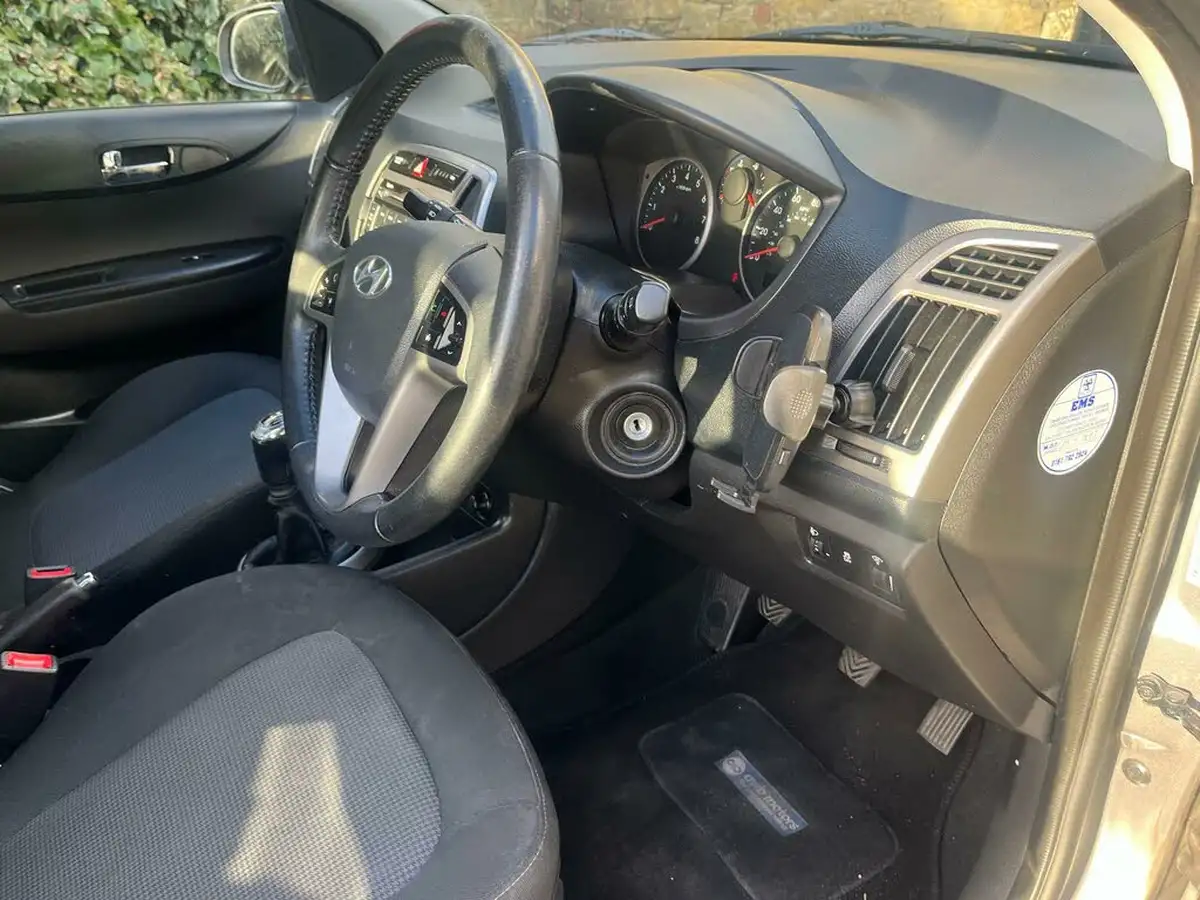 2012-hyundai-i20-14-style-99bhp-big-20