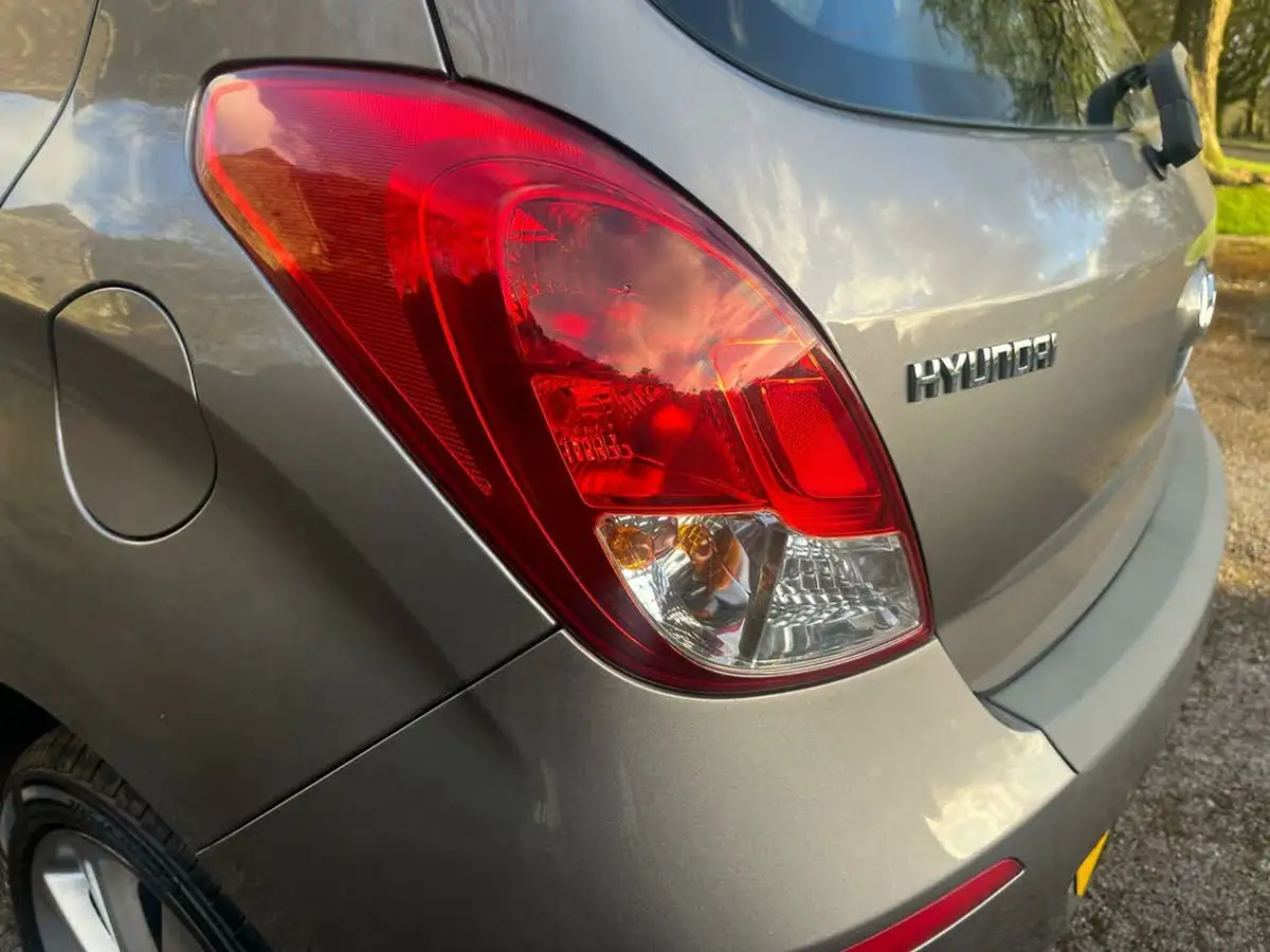 2012-hyundai-i20-14-style-99bhp-big-44
