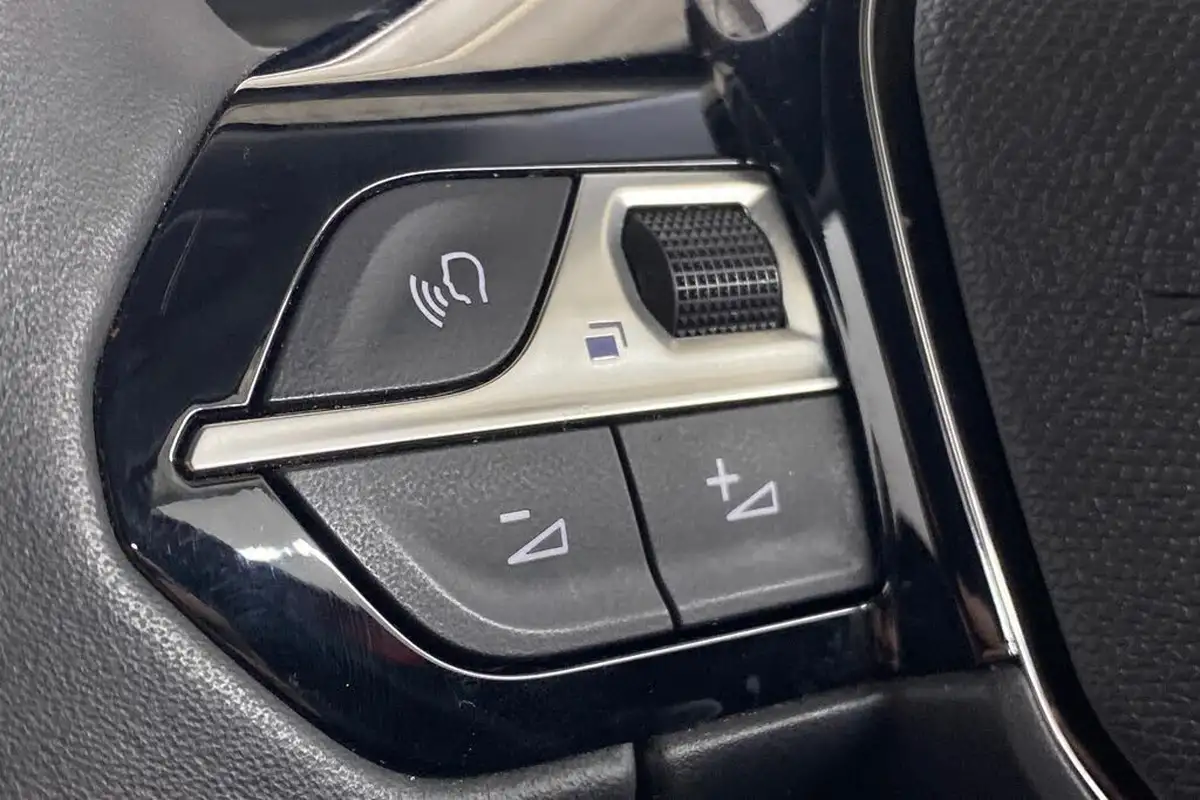 2022-peugeot-2008-suv-12-puretech-allure-premium-130bhp-big-32