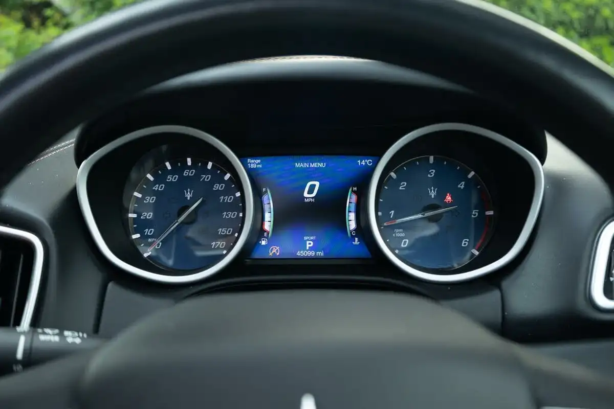 2020-maserati-ghibli-30td-gransport-big-39