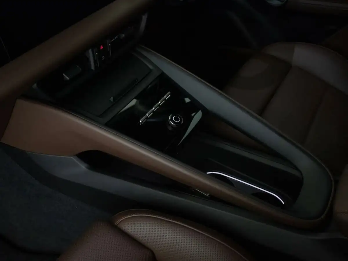 2024-porsche-macan-e-turbo-electric-big-21