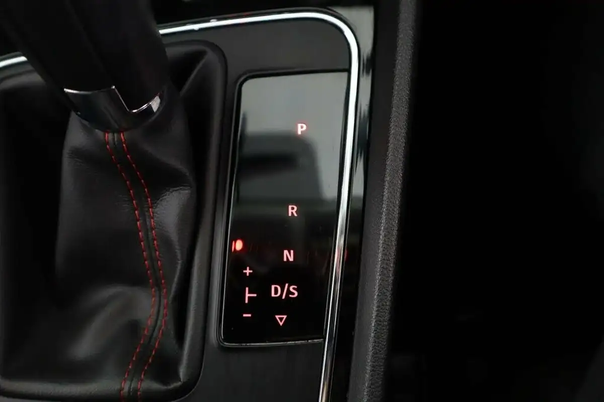 2019-seat-leon-20-tsi-fr-sport-hatchback-big-18