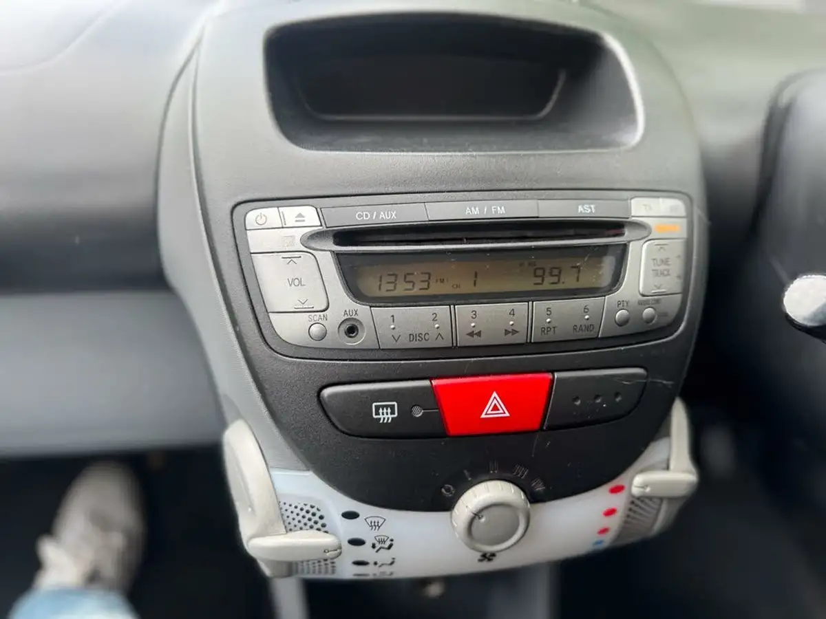 2012-peugeot-107-10-urban-5d-big-47