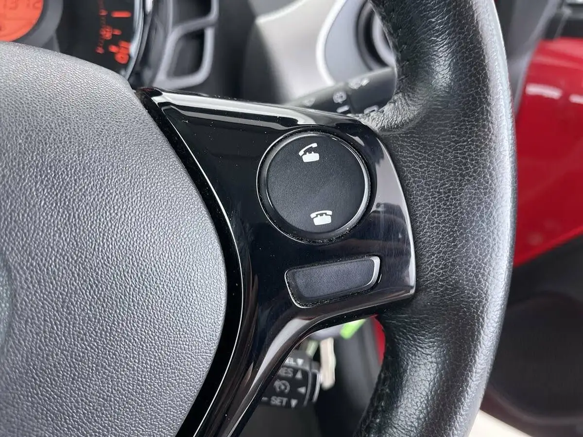 2015-toyota-aygo-10-vvt-i-x-play-3d-big-47