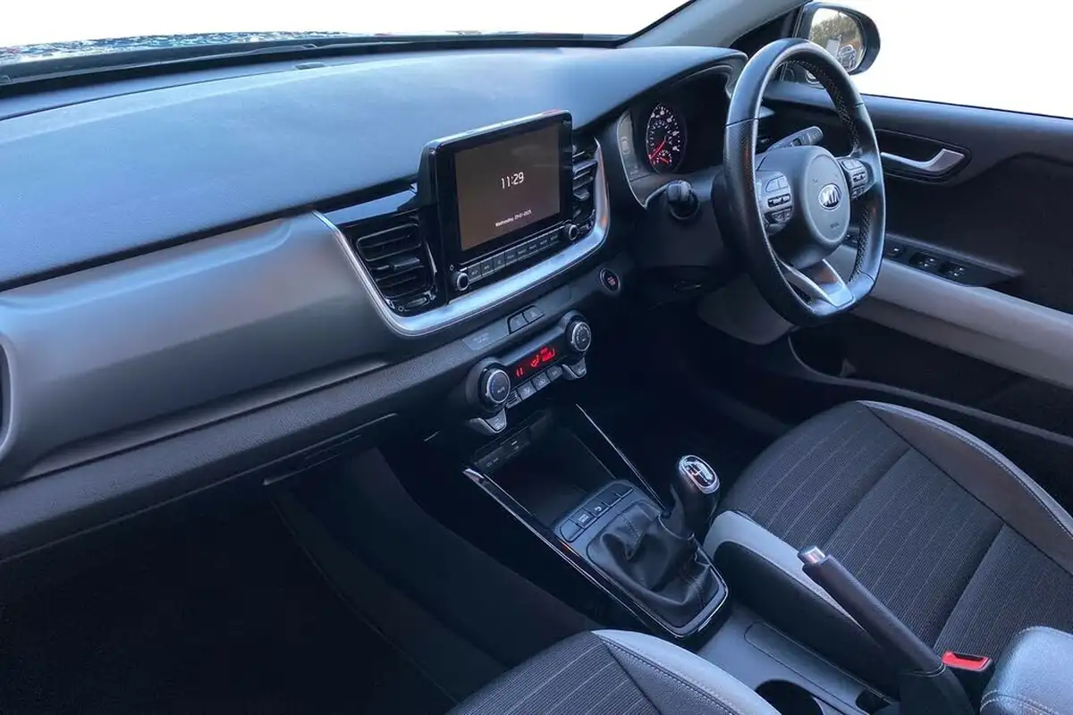 2021-kia-stonic-10-t-gdi-connect-big-8
