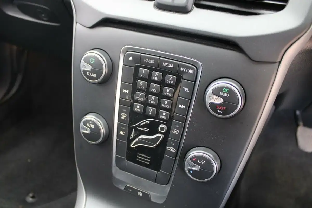 2013-volvo-v40-16-t2-es-big-30