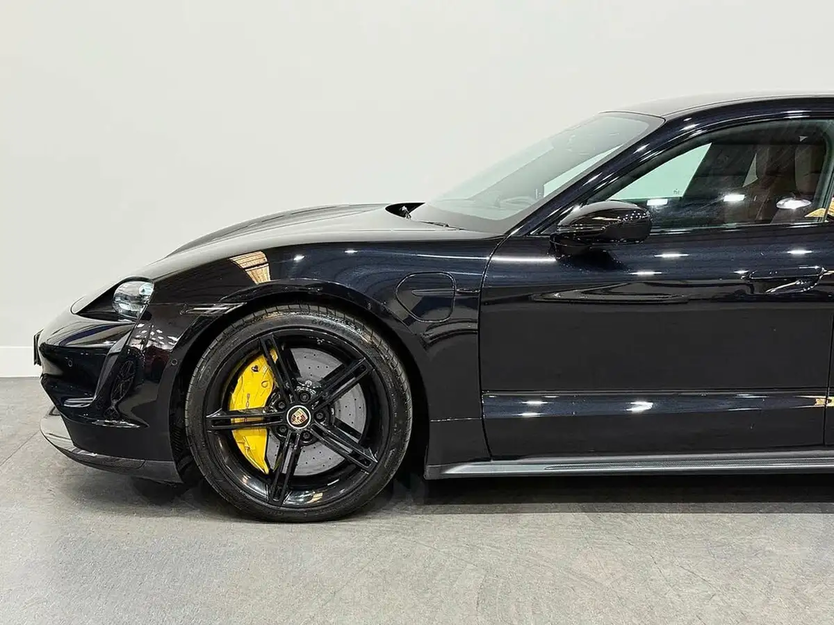 2020-porsche-taycan-e-turbo-s-big-17