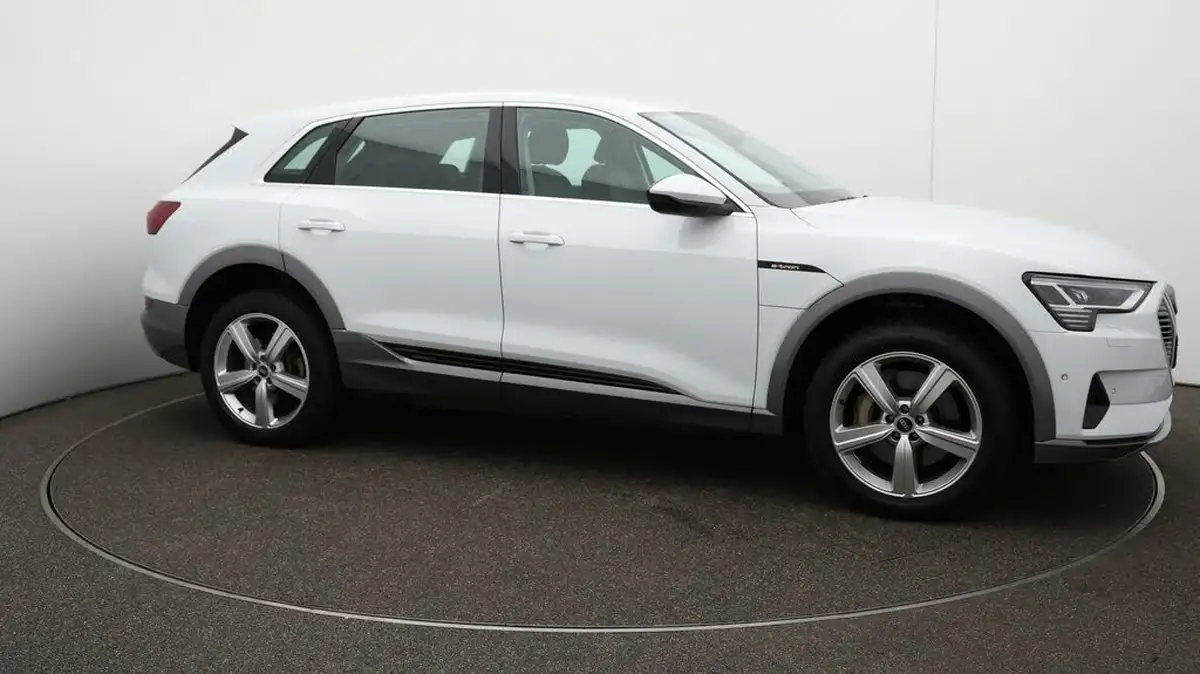 2022-audi-e-tron-55e-technik-station-wagon-big-37