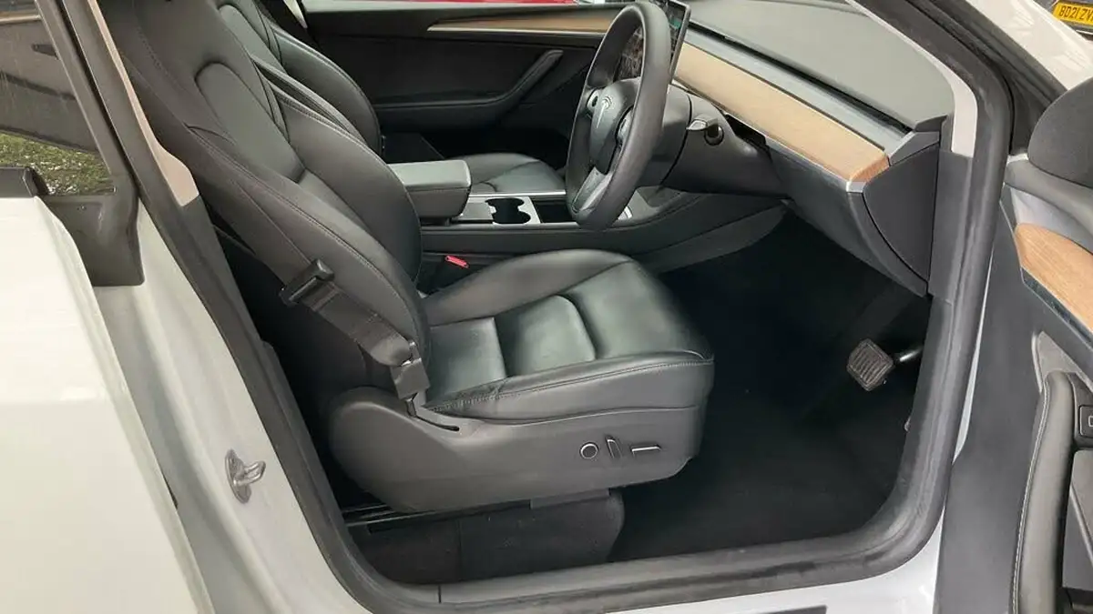 2022-tesla-model-y-e-long-range-big-7