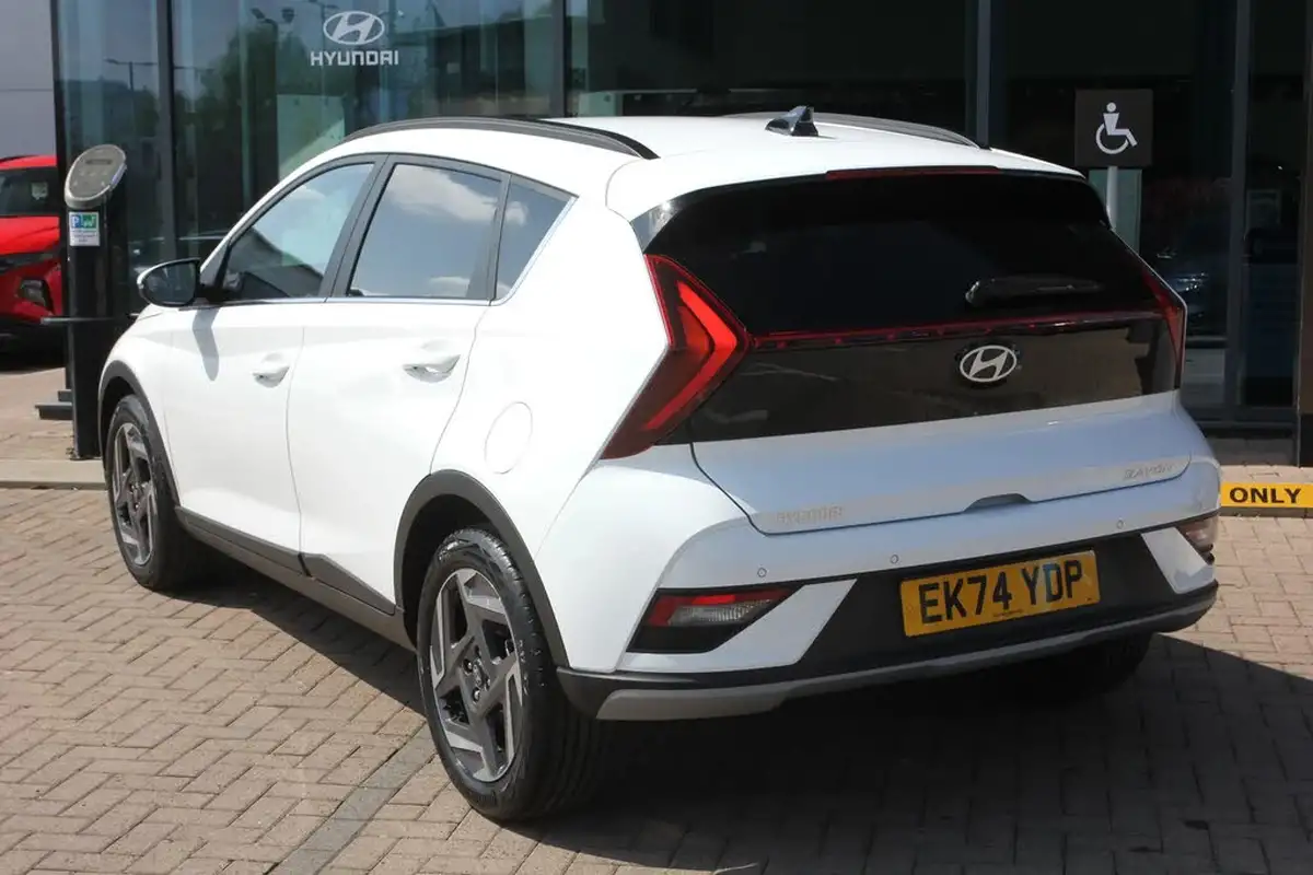 2024-hyundai-bayon-10-t-gdi-premium-100ps-two-tone-roof-big-2
