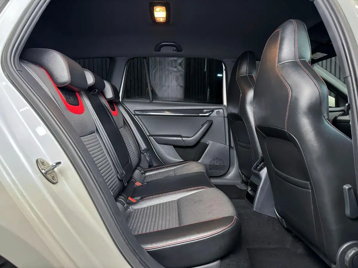 2014-skoda-octavia-20tdi-vrs-estate-dsg-big-35