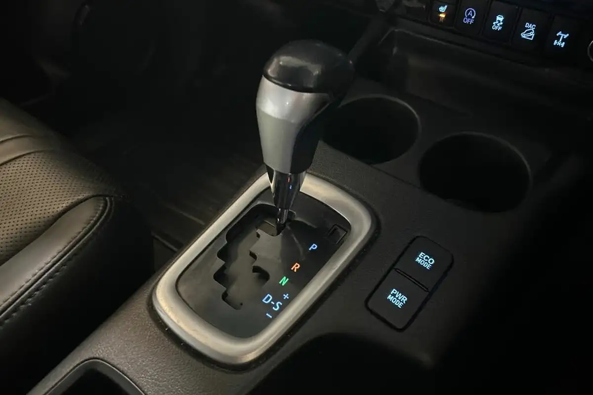 2018-toyota-hi-lux-24d-invincible-ss-auto-big-18