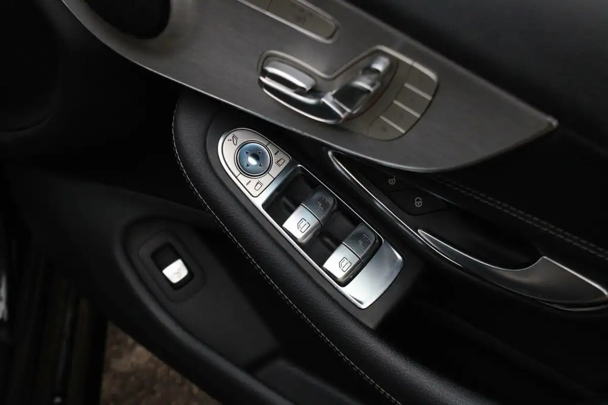 2017-mercedes-benz-c-class-21d-c220d-amg-line-ss-cabriolet-2d-4matic-9g-tronic-plus-big-32