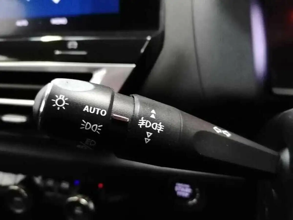 2022-citroen-c4-e-shine-big-22