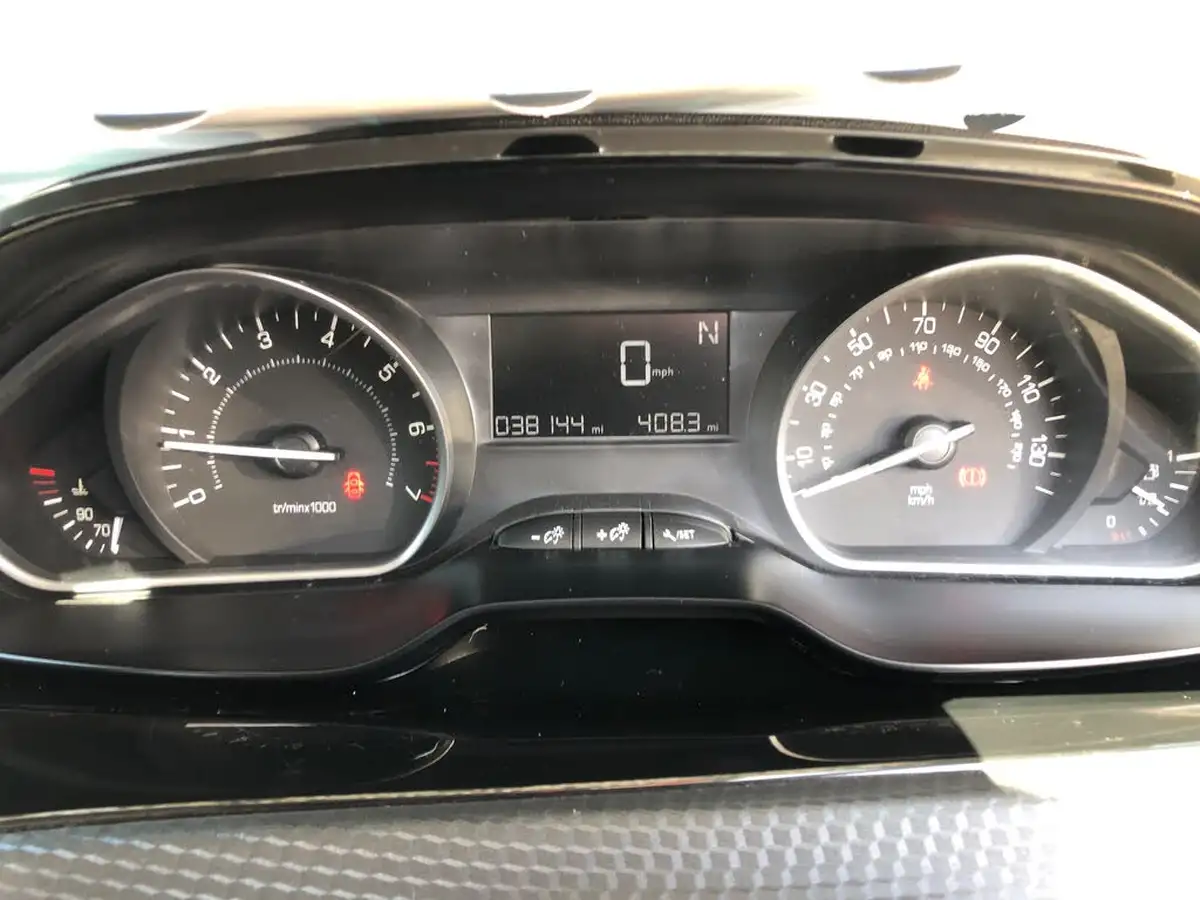 2018-peugeot-208-12-puretech-active-82bhp-ss-etg5-big-17