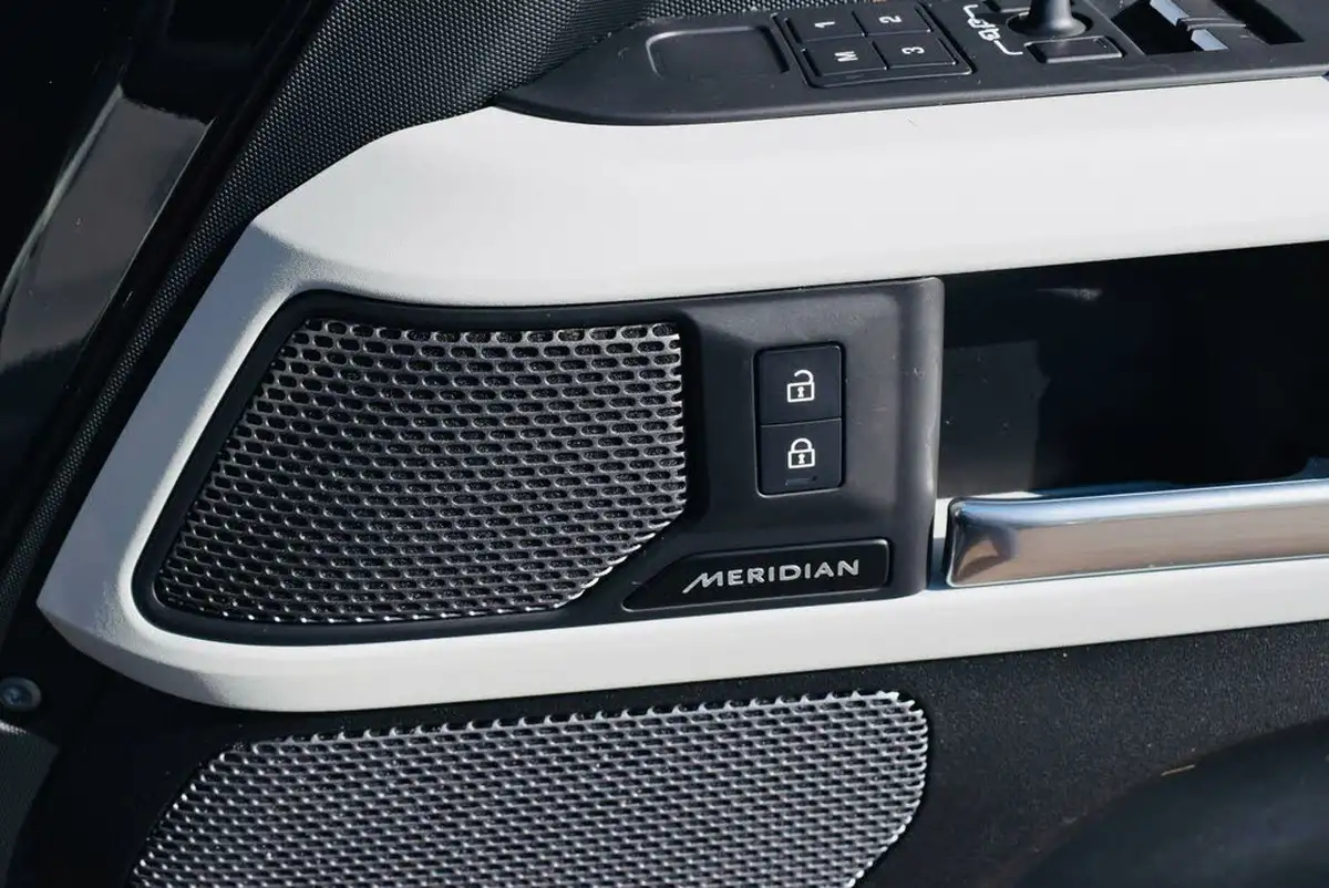 2023-land-rover-90-defender-30-d250-hse-big-15