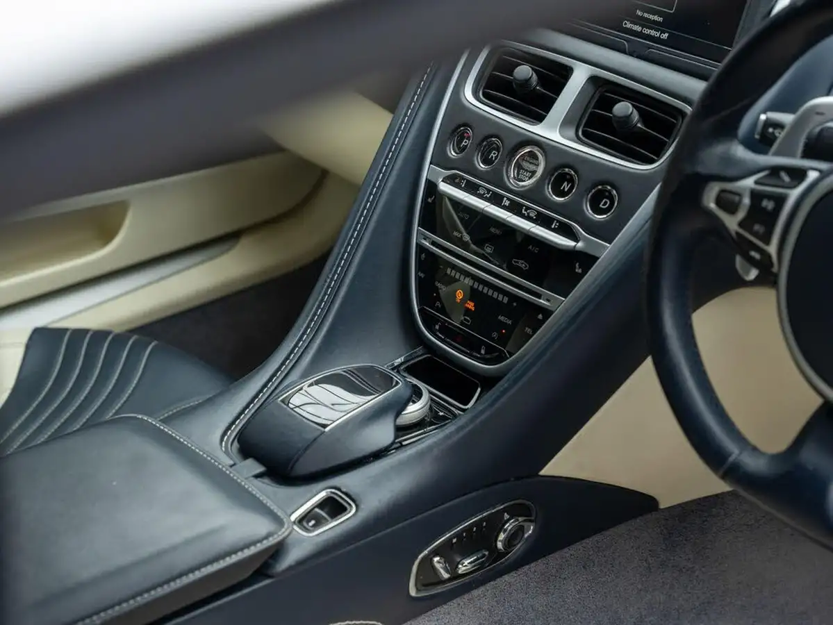 2019-aston-martin-db11-40-v8-big-15